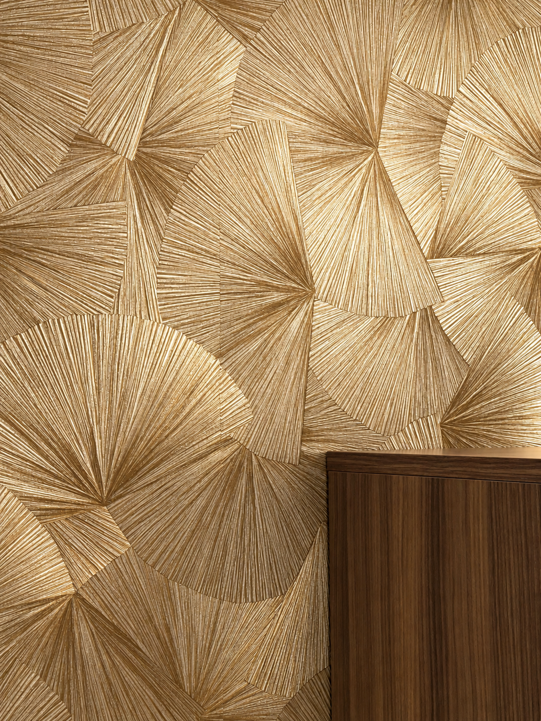 Décoration murale avec papier peint doré aux motifs éventail dans un intérieur élégant